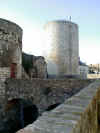 Dourdan donjon.jpg (81035 octets)